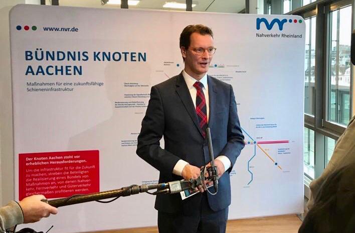 HendrikWuest's tweet photo. #BilderderWoche

➡ Kommunalkonferenz #ÖPNV
➡ #Gründung Bündnis Knotenpunkt #Aachen
➡ Sitzung Landesvorstand @mit_nrw 
➡ Besuch Bahnhofscafé CAPpuccino #wewoleStiftung

#NRWkommtvoran #vorankommenNRW #MACHENNRW #MITNRW #ÖPNV #bessereBahn #Bahnland /TeamWüst https://t.co/LkWDnOkWdi
