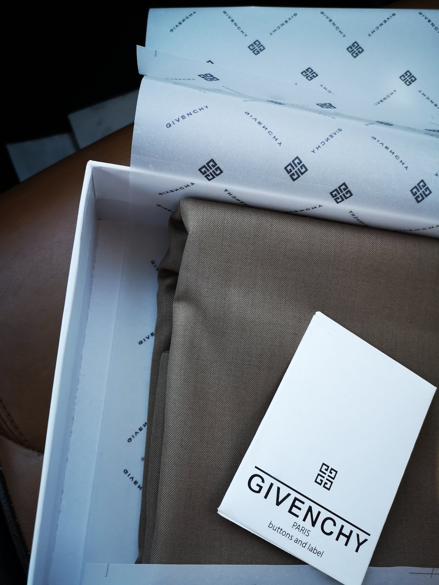 اللهم صلي وسلم على نبينا محمد وعلى آله وصحبه أجمعين...
اشتري ثوب شتوي ذهبي و ترسلو لي لون بيج...
ليه كذاا