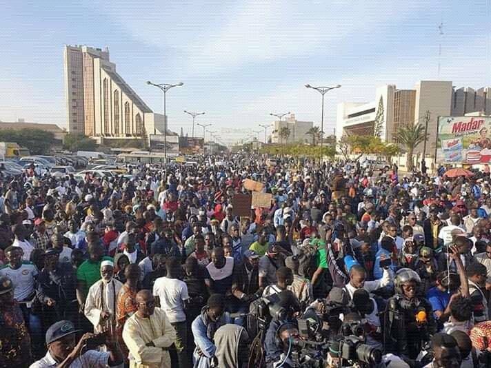 TagueDame's tweet photo. Dieure dieufeti #Sénégalais youy diouk di khekh nguile sen #Askan Wagni #Courant bi Ak bayi #Guy Marius Sagna #Fallou sarr ak #Leuz lolou khekhou kepp kou beugue sa rew la wala doneu
#niolank @Macky_Sall yewoul te beugue diam si rew mi bayi diay dole bi bayi Guy Fallou ak leuz https://t.co/uJh9q0K8OP