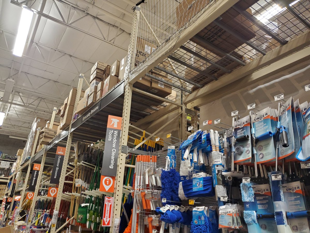 Anna15976264's tweet photo. D38 associates Jarred and Billy packing down the cleaning ai$le. @ashworth_vi @jennipherball @J_L_DRAPER @0414Sasm @Brenda97157927 @0414Home https://t.co/z8BuCAxpos