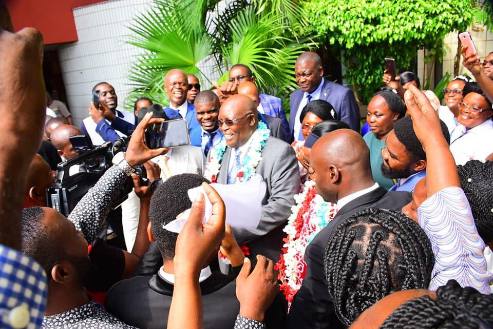 barutikasongo's tweet photo. @barutikasongo
 BK News du 10.02.2020 (Libreville Gabon ) : Le pasteur Baruti a salué hier les fidèles de Plein Évangile du Pasteur Mosengo et a prononcé les paroles des bénédictions pour eux parce que son cœur a été réjoui de l’accueil lui réservé. https://t.co/Ve3VoIa6sD