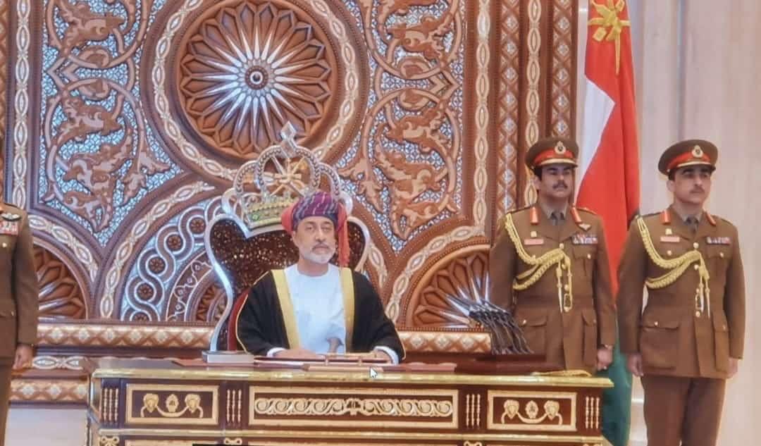 MontherALfutisi's tweet photo. يا سيّدي والسخاء كله
فـ آل سعيد
حكمتك فـ عقولهم حيّه
وحيّوها

في ظرف"مدة وفاء"من
قبل أي تحديد
وصيّتك كانت الراية
وبدّوها

واحتزمت(عمان)بالطاعة
قلوب وإيد
و لـ هيثم العز بالترحيب
زفّوها

نام بـ سلام وعمانك حزنها
تمجيد
ما لامها لايمٍ دام انته
آبوها
-
#قابوس_في_ذمة_الله
#هيثم_بن_طارق https://t.co/b3G8GzZXLC