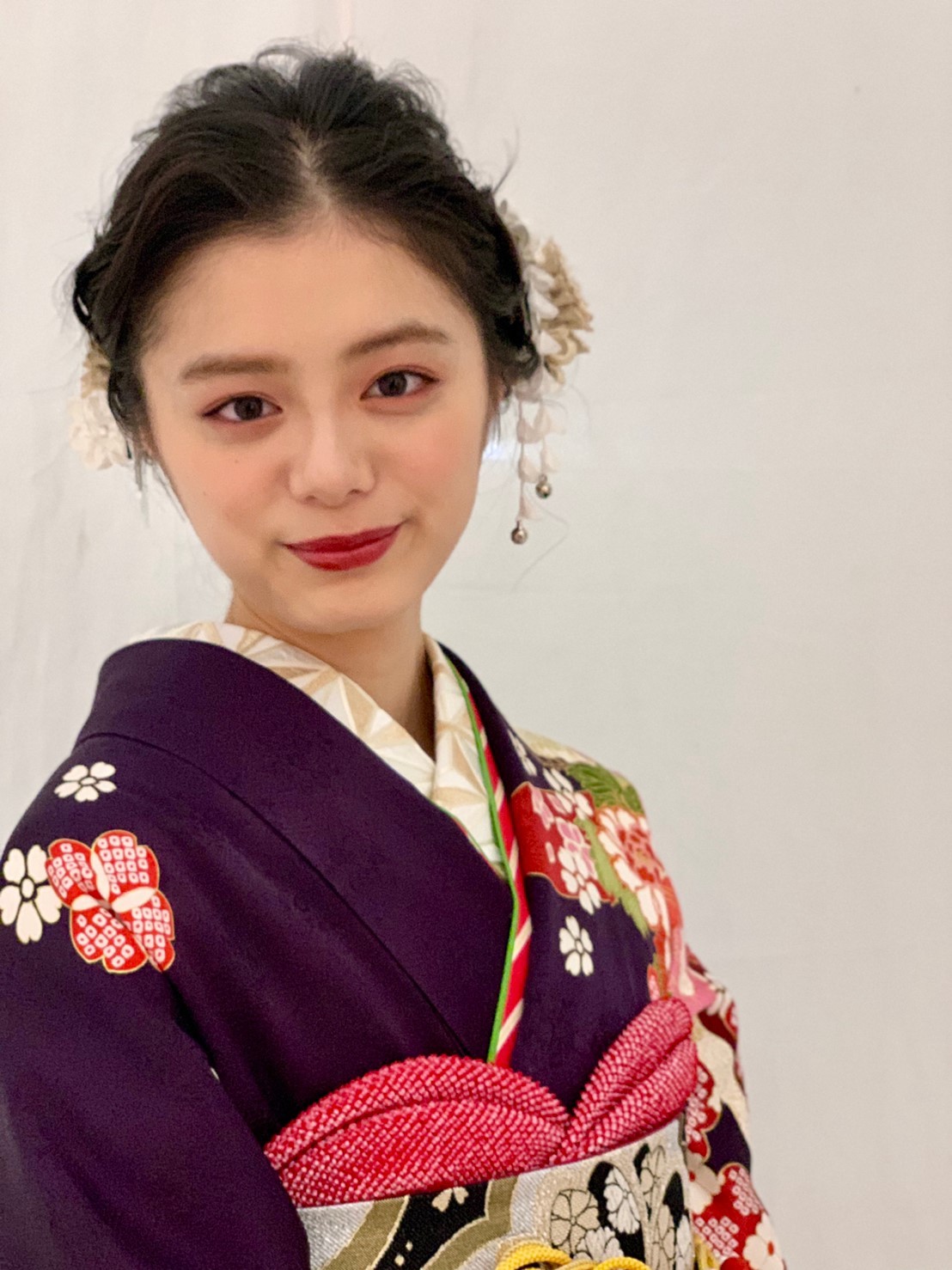 Twitter 上的 京都きもの友禅 公式 成人式まであと2日 紺野彩夏ちゃんの撮影オフショット公開中 彩夏ちゃんも新成人だね おめでとう 紺野彩夏 Konno Staff Stモ Seventeen ヘアスタイル 髪型 髪飾り 京都きもの友禅 ハタチは一生もの 振袖