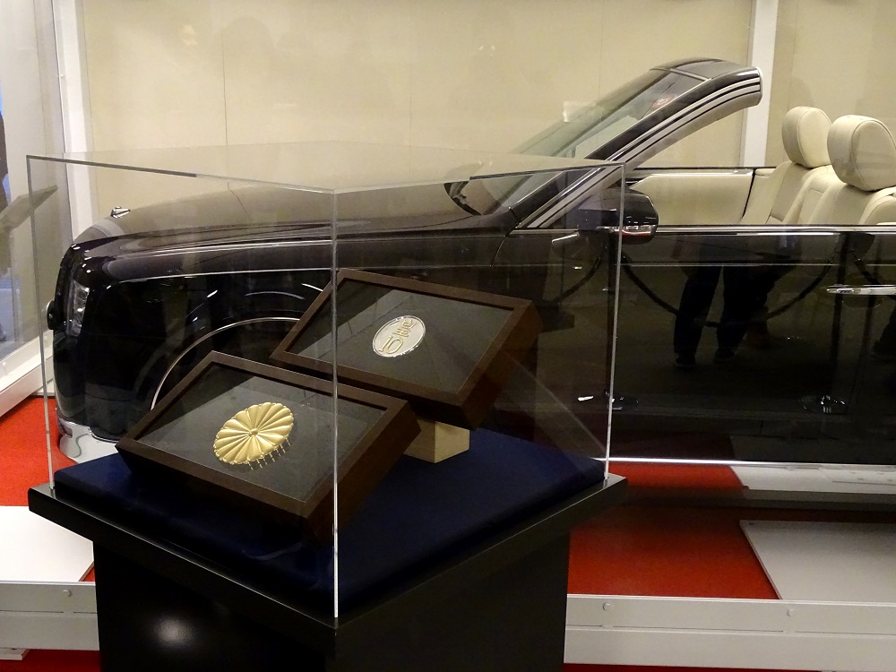 Twitter 上的 まりるばす 即位パレードに使用されたオープンカーが京都迎賓館で展示中 車両 はアクリルbox内にあり パレードの際に取り付けられていた菊の紋章と 皇10 のナンバープレートも合わせて展示されている 現在のナンバー 1110 は パレードが実施され Twitter 上的 まりるばす 即位パレードに使用されたオープンカーが京都迎賓館で展示中 車両 はアクリルbox内にあり パレードの際に取り付けられていた菊の紋章と 皇10 のナンバープレートも合わせて展示されている 現在のナンバー 1110 は パレードが実施され