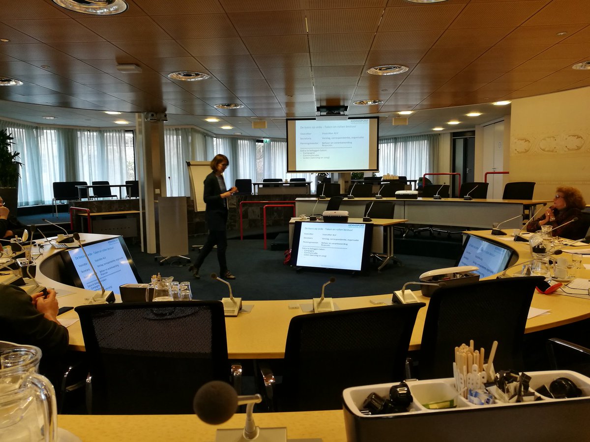 Het bestuur van Heemskerk Lokaal bij een cursus van <a href="/KennisPolitiek/">Kennispunt Lokale Politieke Partijen</a> in de raadzaal van de gemeente Hoorn.