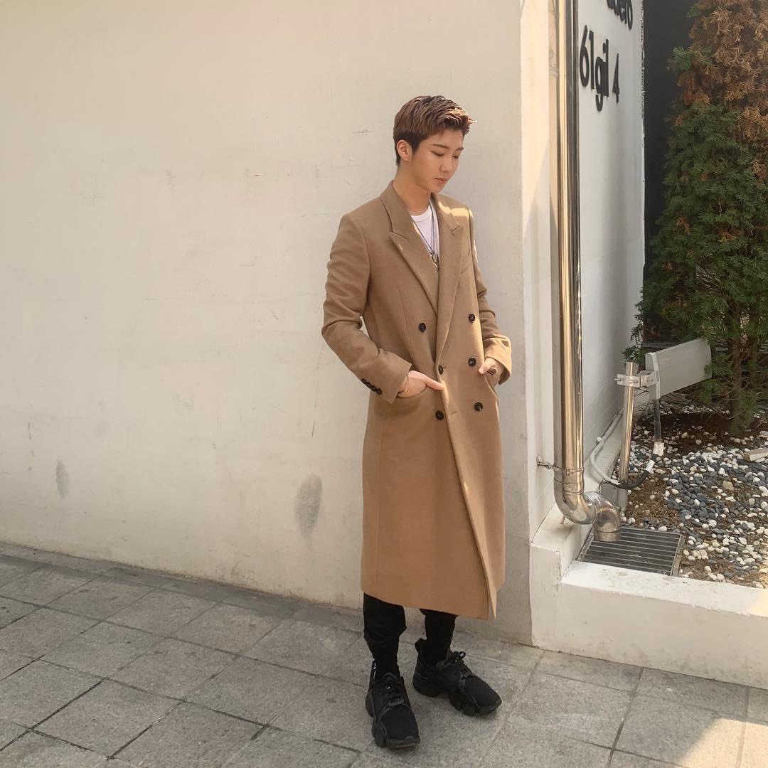 9. His fashion sense, he suits everything from casual boyfriend style til runway, we stan confident man #HappySeunghoonDay  #SayMyNameSeunghoon