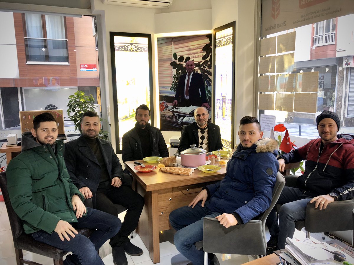 Ağabeyim Selami Eyüpoğulları önderliğinde sabah kahvaltısında bir araya geldik. Bizlere çorba ikramında bulunan kıymetli eşim Tuğba Eyüpoğulları hanımefendiye teşekkür ederiz. 
Rabbim herkese hayırlı , bereketli 
İşler nasip etsin ...