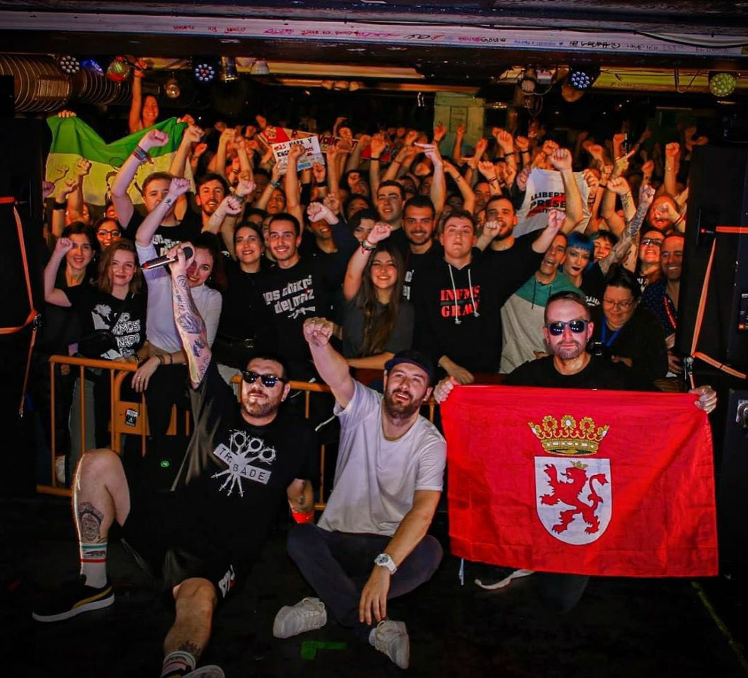 chikosdelmaiz's tweet photo. Hace 12 años visitábamos Salamanca por primera vez, jornadas antifascistas, los nazis reventaron la cerradura. Al final se hizo el bolo. Anoche también volvieron a intentarlo, por otros medios. Volvieron a fracasar. Mil gracias, vosotrxs lo hacéis posible. 

✊🏻🛠💃🏼 https://t.co/OOTUAf0tpX