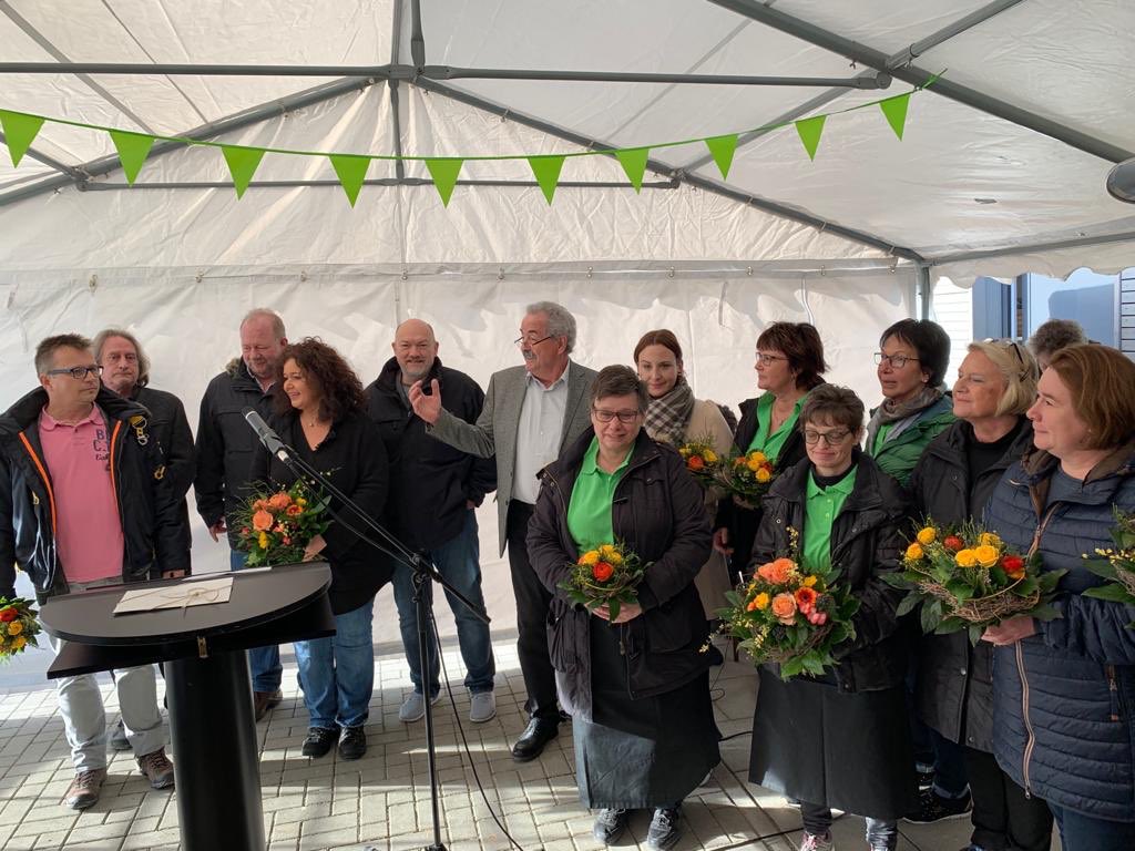 SPDSenden's tweet photo. Gestern bei strahlendem Sonnenschein fand die offizielle Eröffnung des Dorfladens in #Witzighausen statt. Er bietet bei seinen etwa 2.000 Artikeln auch eine Vielzahl an regionalen Produkten an.
#Dorfladen #Gutesvonhier https://t.co/ZzihLrPfCk