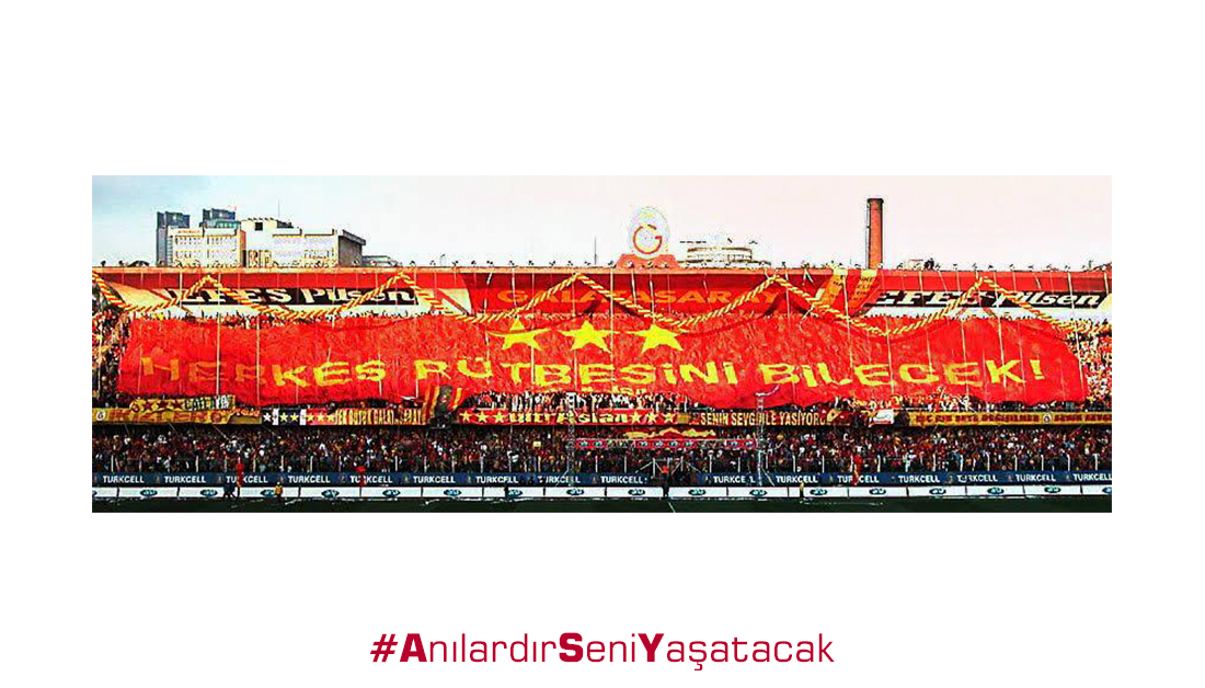 GalatasaraySK's tweet photo. 2002'de üçüncü yıldızı taktığımız gün kapalı tribününde açılan o dev bayrağın altında hep birlikte, omuz omuza haykırıyorduk: HERKES RÜTBESİNİ BİLECEK! #AnılardırSeniYaşatacak https://t.co/COmYp3H9Mu