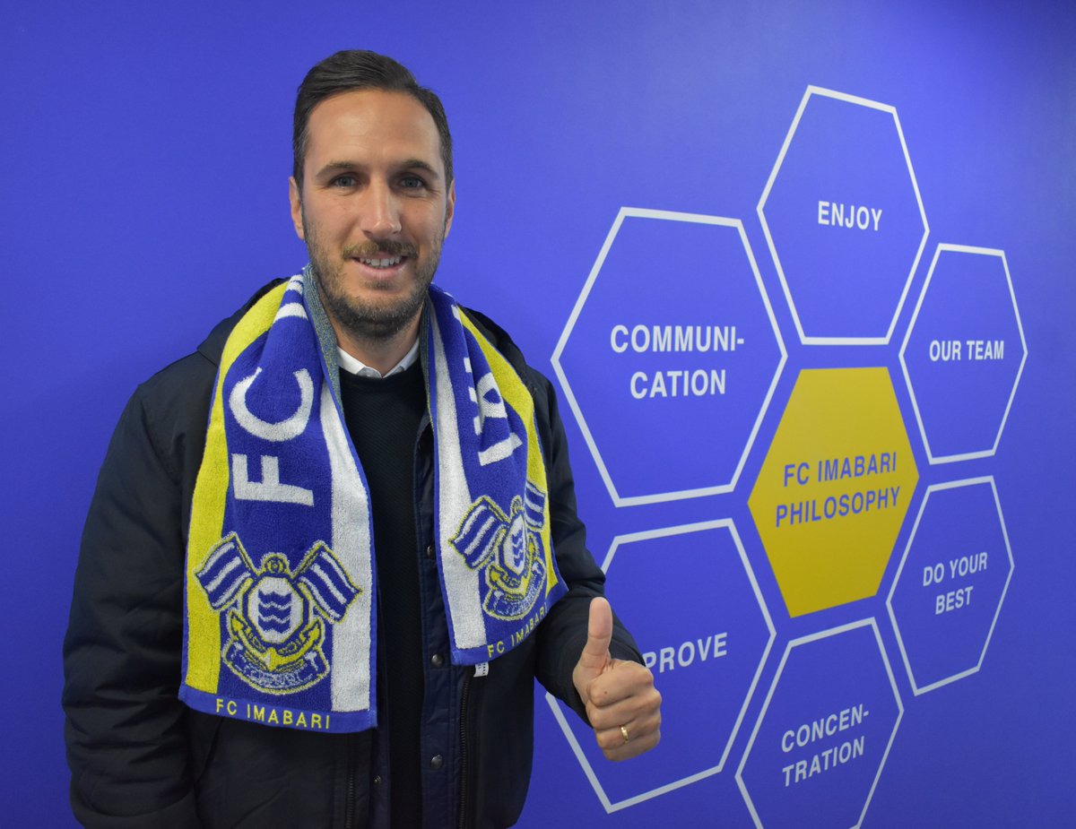 リュイス監督　今治に到着！
#FC今治　夢スタのフィロソフィーの前で📸

2020シーズン、FC今治フィロソフィーを体現するサッカーをぜひお願いします！