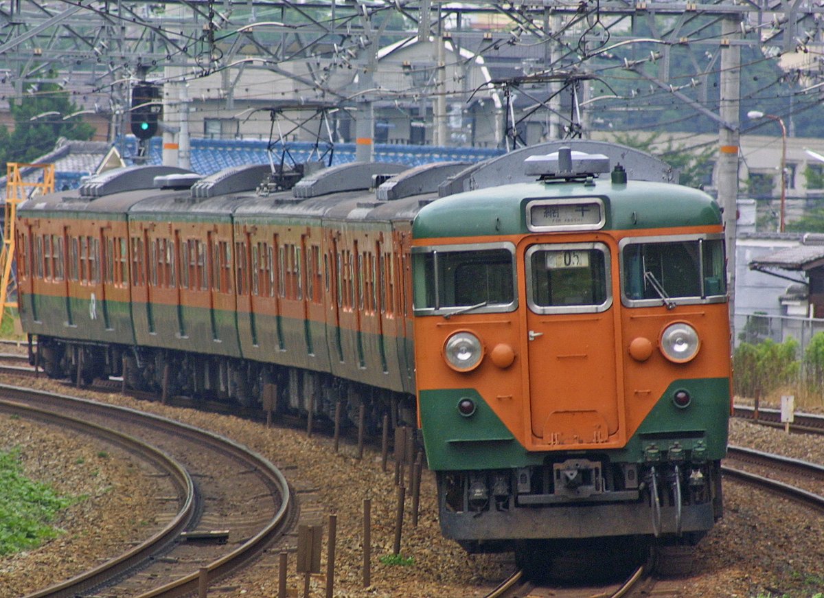 JR京都線を、湘南色のクハ111の大目玉が疾走していた時代がありま