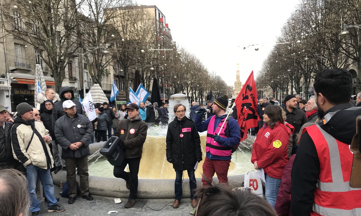 hadhoumBelaredj's tweet photo. Nouvelle mobilisation ce matin contre la #reformedesretraites . On continue... https://t.co/XqCR3EXzs0