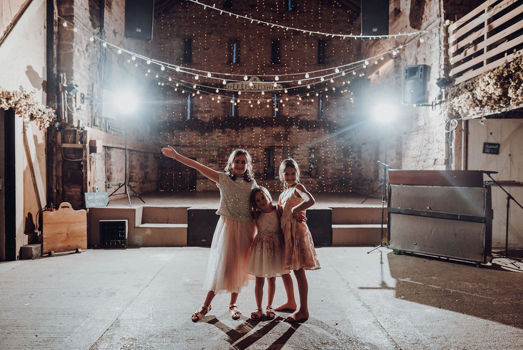Beautiful flower girls playing in the barn @kimwilliamsweddings soo.nr/N54R

 #wedding #fallwedding #weddinginspiration #weddingphotography #bride #weddingideas #weddingphoto #springwedding #weddingplanning #rusticwedding #autumnwedding