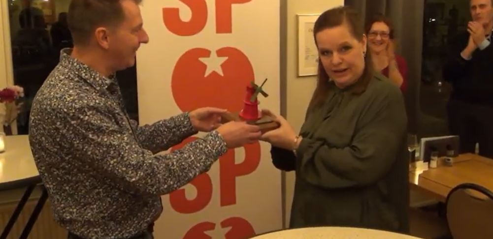 Stichting <a href="/NetNietGenoeg/">St. Net Niet Genoeg</a> wint Rooie Molenprijs van <a href="/SpSchiedam/">SP Schiedam</a>

deschiedammeronline.nl/artikel-detail…

<a href="/jwdeboer7/">Jan Willem de Boer</a> <a href="/schiedam_nl/">Gemeente Schiedam</a> <a href="/Schiedam_Raad/">GemeenteraadSchiedam</a> <a href="/debeursschiedam/">de Beurs Schiedam</a>