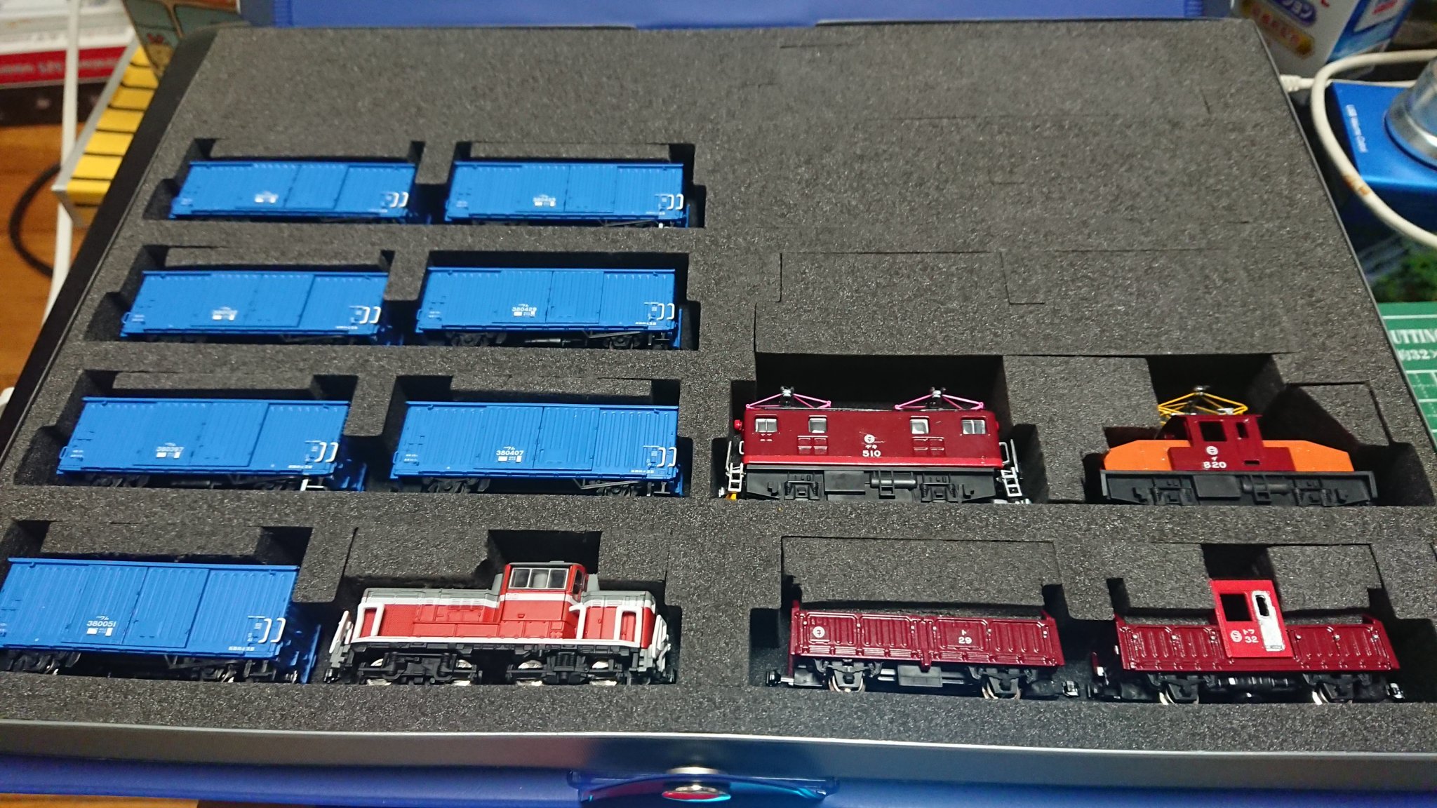 توییتر Krt6000 در توییتر ポケットライン改造作品展 に出すべく改造を始めたのですが 全く間に合わなかった改造機関車が漸く完成 しました 改造を進めて行くうちに足りないパーツがちらほら 適当にパーツを取り付けた結果がこれです 笑 Kato ポケットライン