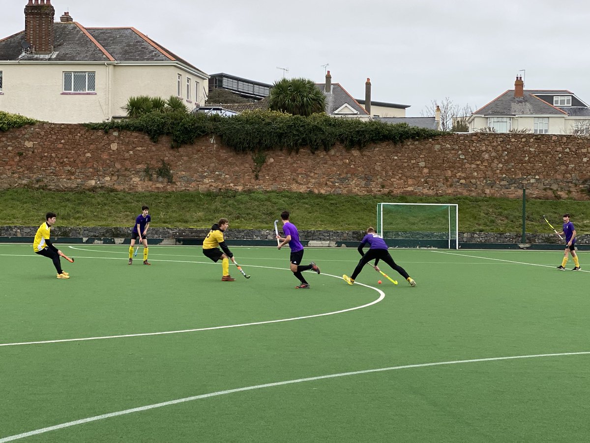 Diarmid Senior Hockey off to a good start with a win and a draw. #gosharks #househockey 🏑 🦈