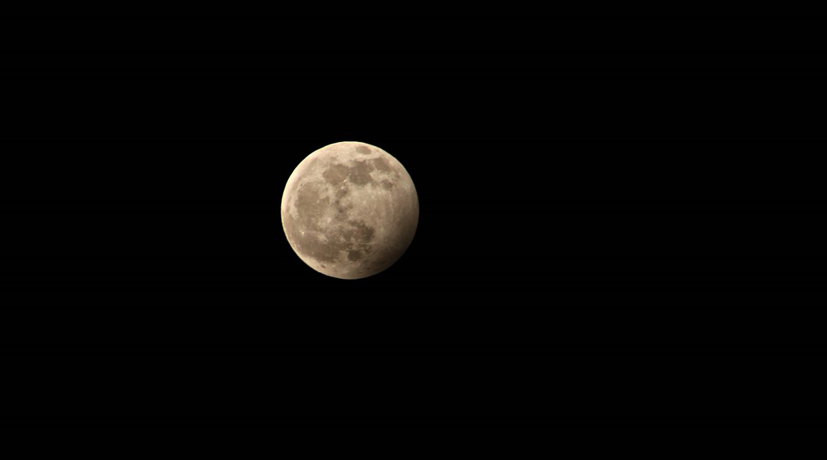 KHofsttter's tweet photo. Schöner (Halbschatten-)Mond letzte Nacht. 
Kurz erwischt.
#Halbschatten #Vollmond https://t.co/SL5cxKf54T