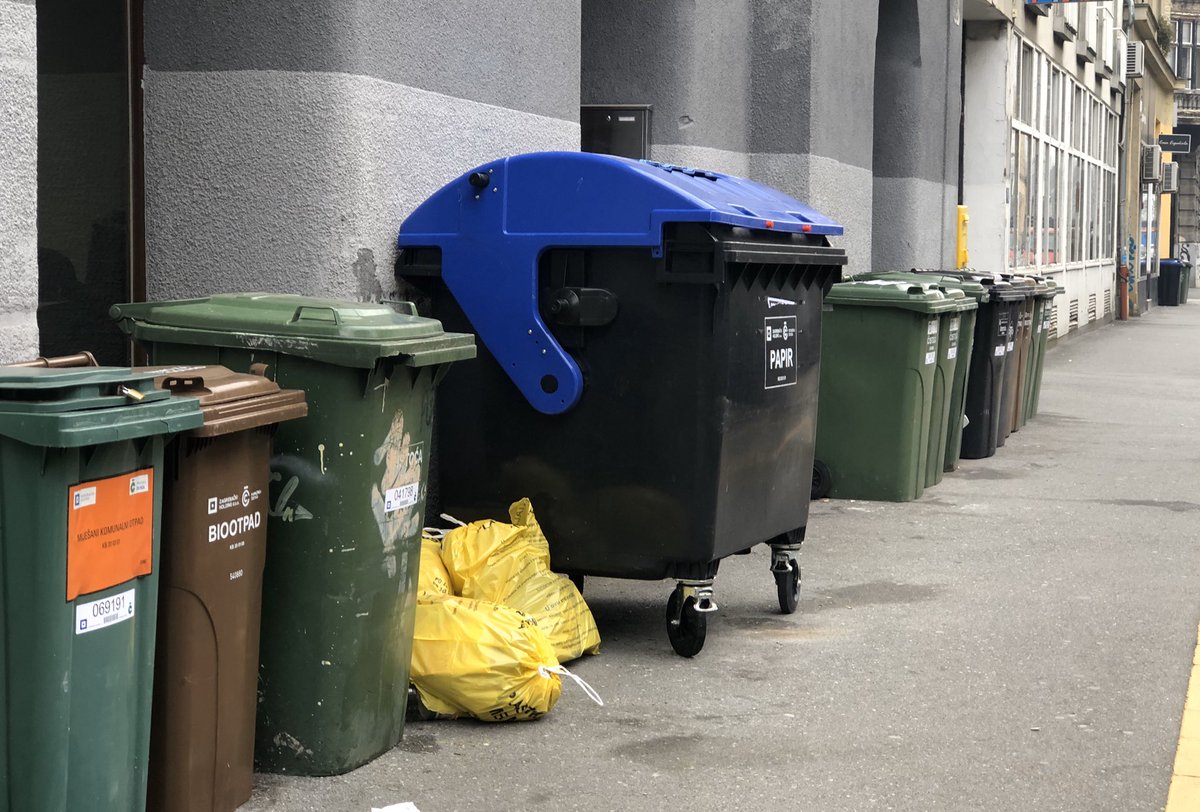 Bedemi kanti u strogom centru Zagreba - osim estetskih i ekoloških problema, ova gradska vlast će svim suvlasnicima tog ulaza/zgrade u budućnosti naplaćivati kazne ako će se smeće pogrešno odložiti, jer su kante otvorene i svakom dostupne.