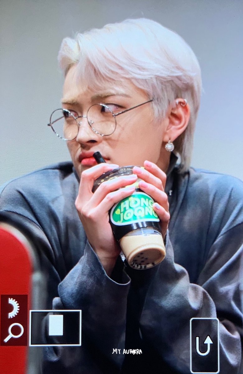 universejoong's tweet photo. 📸- 200111 [preview] Sangam fansign🐣
©️my aurora

Hongjoong 🤝 cuteness 

#ATEEZ #에이티즈 #HONGJOONG #홍중 #Answe https://t.co/GfpimGAqGs