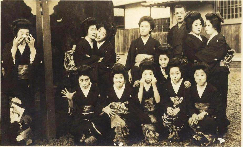 今も昔も人の考えることは同じ？変顔で写真撮影に臨んだ明治時代の人たち！