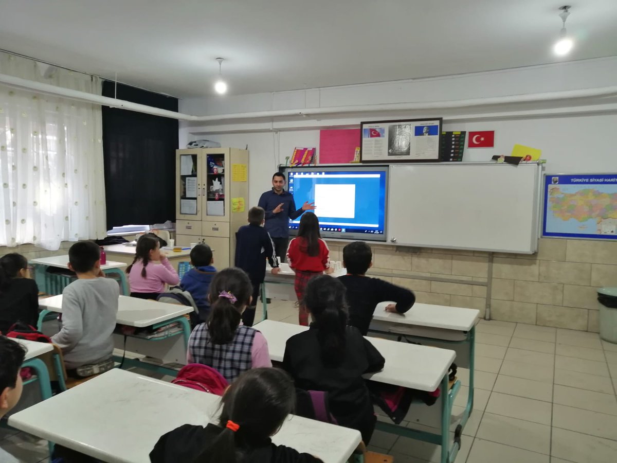 yildirimdyned's tweet photo. Ahmet Hamdi Tanpınar İlkokulu 4. Sınıf öğrencilerine DynEd anlatıldı.  Öğretmenlerimizle eTwinning projeleri hakkında toplantı yapıldı.Öğretmenlerimize yürütmekte oldukları projelerinde başarılar diliyoruz.👏 @yildirimilcemem @DynedBursa @GencerMustak https://t.co/aU4bpsSH6c