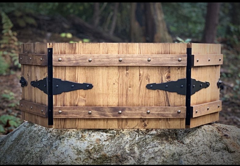 talonclaw's tweet image. 🐉🎲DND GIVEAWAY🎲🐉                       We’ve hit 3k followers and we are giving away a “Siege” DM Screen in either light or dark stain. To enter Like, retweet, follow and comment with your ttrpg goals this year! Random winner picked 1/5/20 #dnd #trpg #dndgiveaway #critter