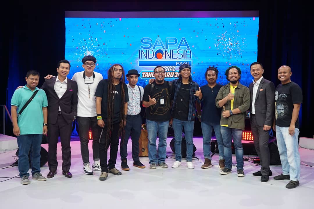 stevenNcoconutt's tweet photo. Terima kasih banyak @kompastv
udah ajak kita @stevenandcoconuttreez silaturahmi, bincang-bincang tentang single terbaru kita "FALLIN"
di @sapaindonesia_kompastv Spesial Tahun Baru 2020.
📸 @semesta_creative
#stevenandcoconuttreez
#trulykawan
#267records
#fallin
#reggae
#kompastv https://t.co/96qTazHpTf