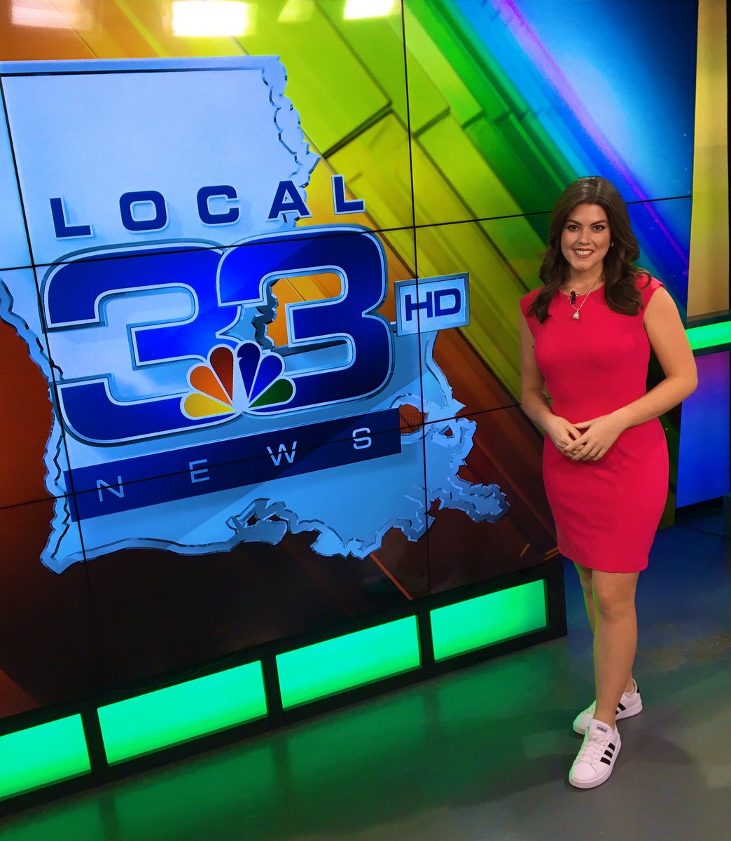 CarlyLaing1's tweet photo. Happy Friday friends! โจHope you have a great first weekend of the new year. Kick it off with #Local33News at 10 on @WVLANBCLocal33 https://t.co/y4oP8dVQpO