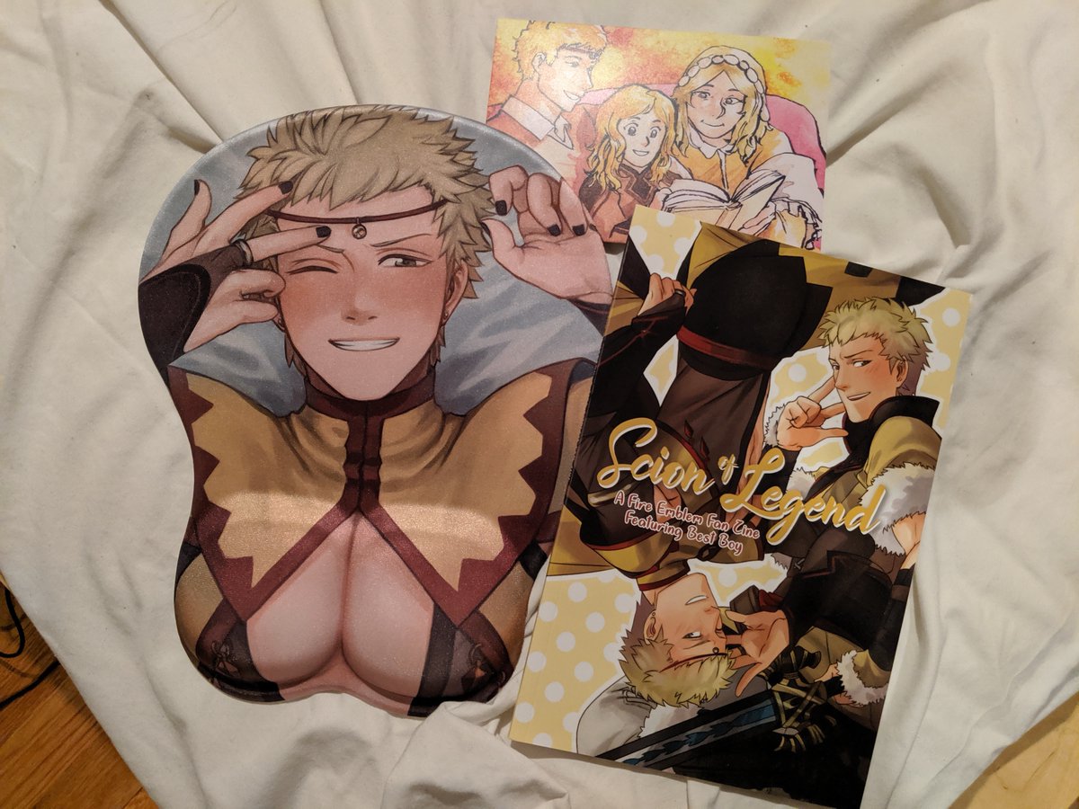 MeepuDraws's tweet photo. I just came home to find this boy waiting for me <3 The mouse pad is amazing and the zine is very well-made too! Props to all the artists and those who worked on making this!  @odinzine https://t.co/O9q3QerOgz