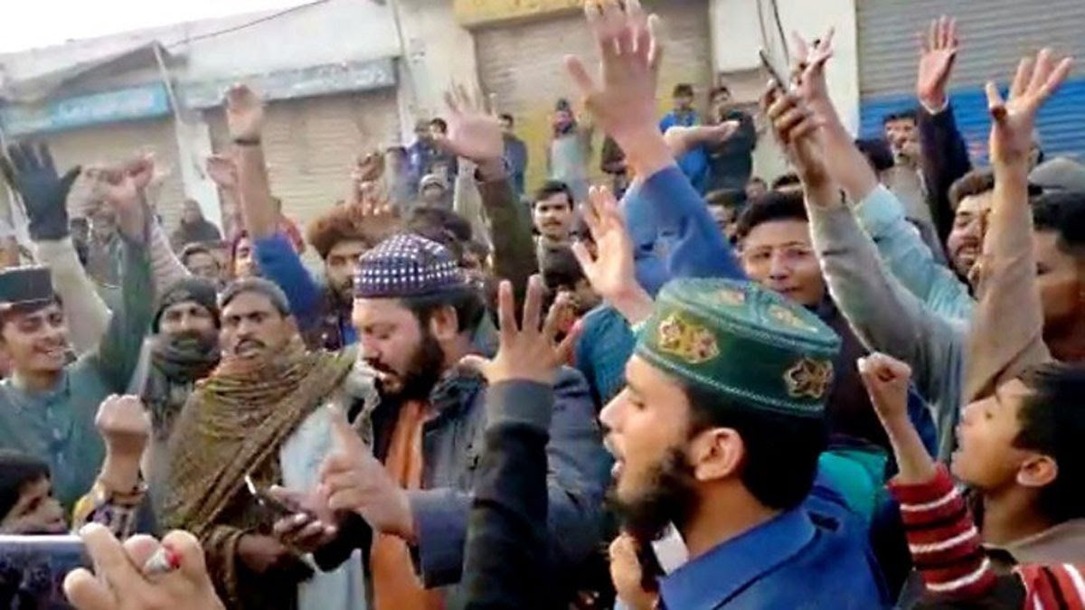 Condemning Islamic jihadist attacks on the pious birth place of #GuruNanakDev shri #NankanaSahib in #Pakistan , we appeals <a href="/PMOIndia/">PMO India</a> <a href="/UNHumanRights/">UN Human Rights</a> to take it up strongly. Such persistent attacks on minorities justifies #CAA : <a href="/MParandeVHP/">Milind Parande</a>