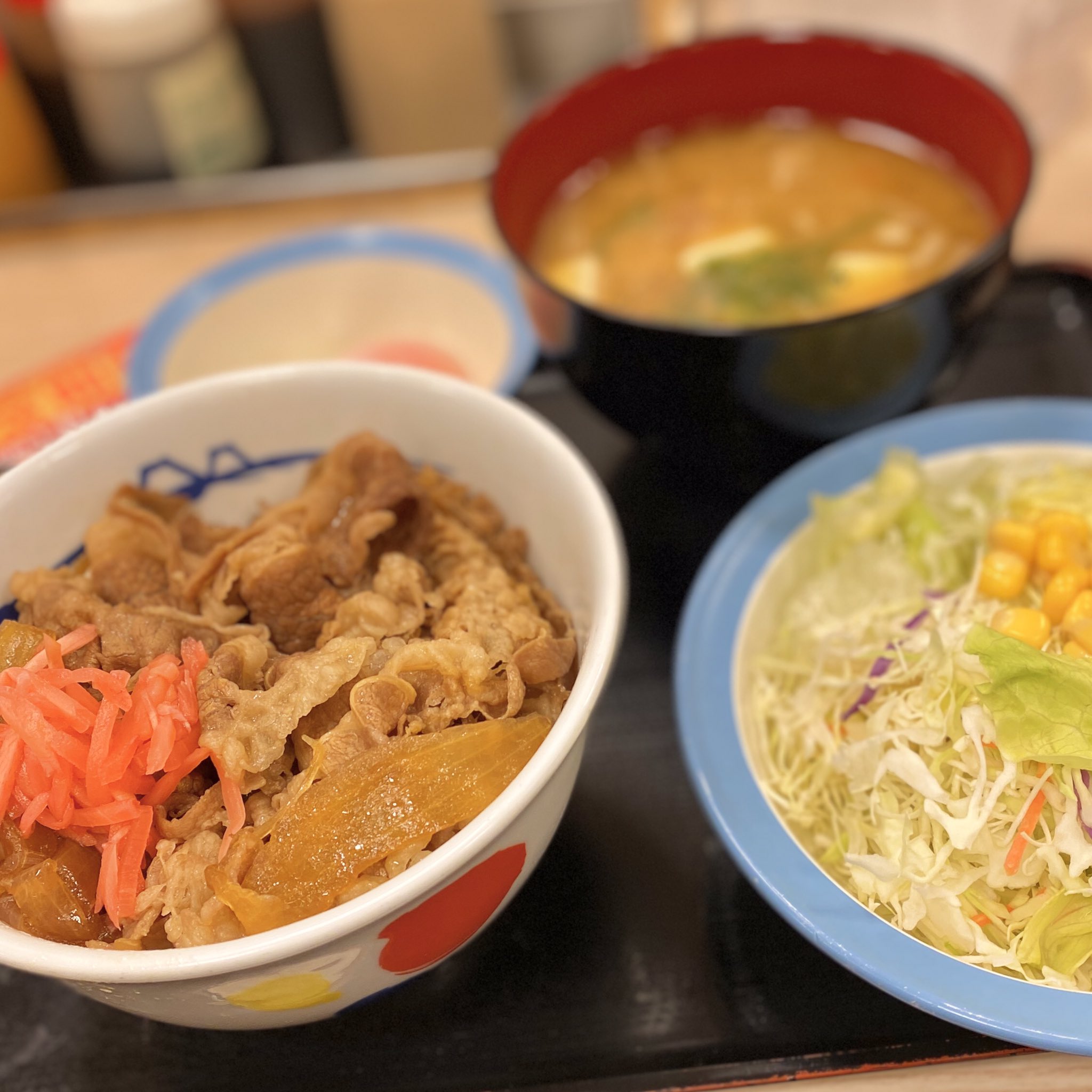 公式 松屋 今年は丑年 松屋55周年 松屋の中華 青椒肉絲 新発売 松屋の牛めしフルセット おトクな生野菜 半熟玉子 セット そして今だけ100円の豚汁 もちろん牛めしは公式アプリのクーポンで30円引き そして支払いはおトクなキャッシュレス お