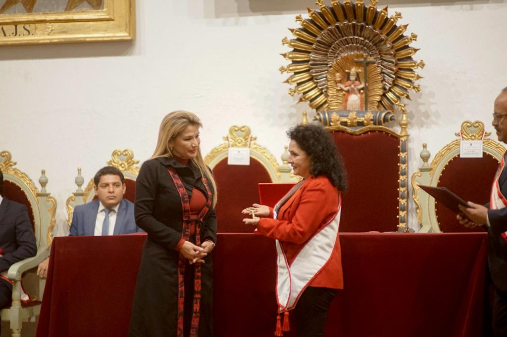 JeanineAnez's tweet photo. Hace 20 años que no se entregaban las llaves de la ciudad de Sucre a un mandatario, hoy me siento muy honrada de recibirlas y muy conmovida por todo el cariño que he recibido, me llenan de alegría y emoción ¡Gracias Sucre, Dios los Bendiga! https://t.co/Ft2gteIxjK