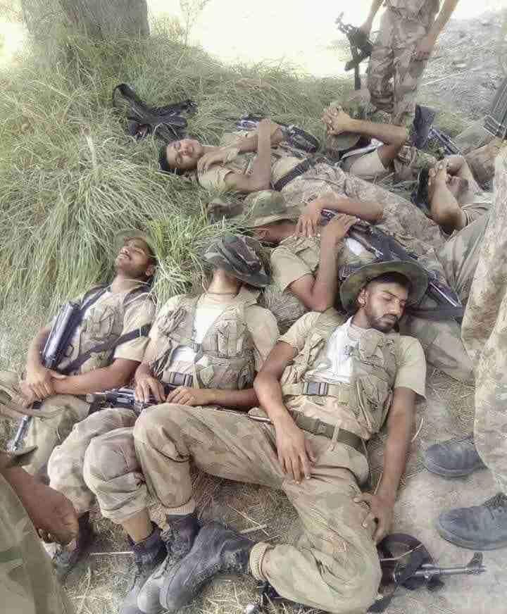GNR_360's tweet photo. ان کی سادگی ان کی عاجزی انکی ہر ادا کمال 
مجھے فخر ہے مجھے ناز ہے میری فوج ہے مثال
❤️💞

#PakistanArmy
#pakarmypaksaviour https://t.co/oOJezLifgi