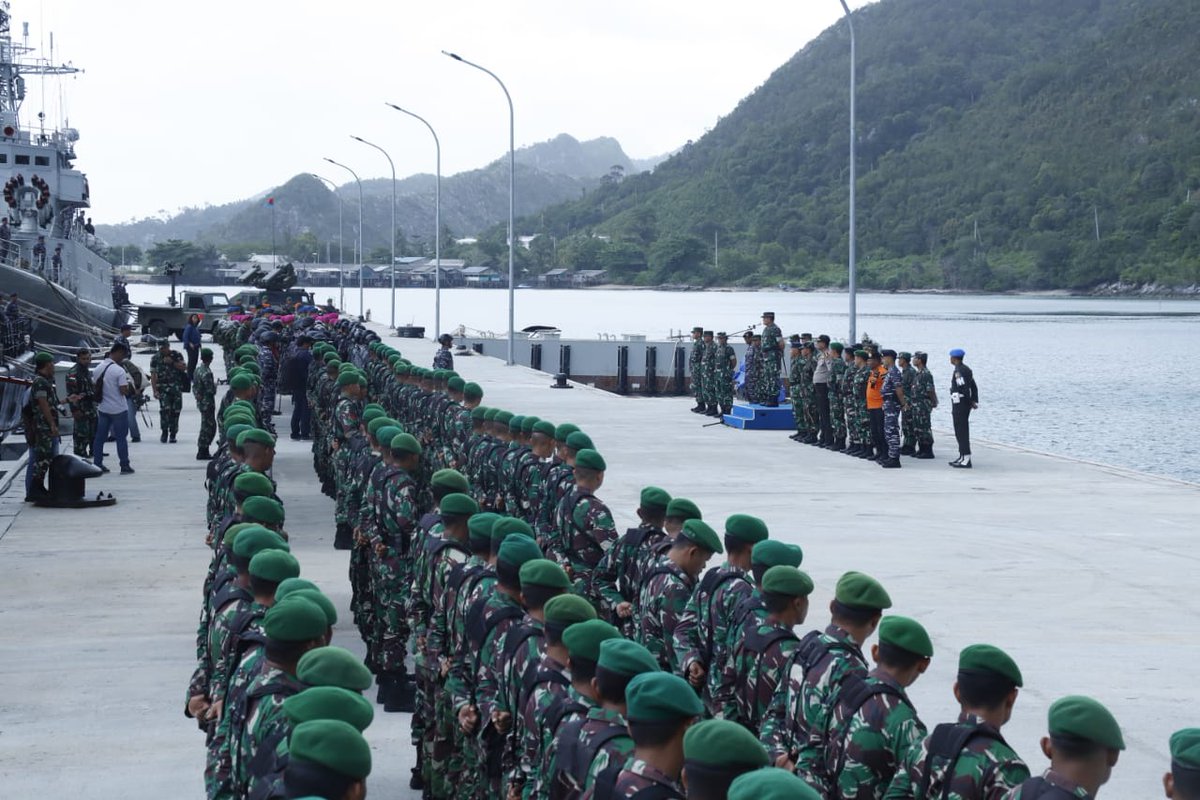 Puspen_TNI's tweet photo. Pangkogabwilhan I Pimpin Apel Gelar Pasukan Pengamanan Laut Natuna
.
Tlh didelegasikan tugas dan wewenang kpd Pangkogabwilhan I utk gelar operasi  menjaga wlyah kedaulatan Indonesia dr pelanggar Negara asing. Operasi ini dilaks oleh TNI dri unsur laut, udara dan darat😎💂 #Natuna https://t.co/9HDYAfh5e8