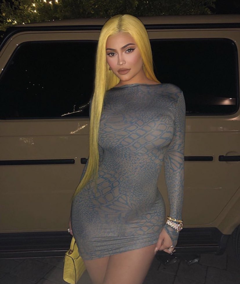 SHOPKK_'s tweet photo. Kylie’s new hair> 💛 https://t.co/9o6ZqTorw1