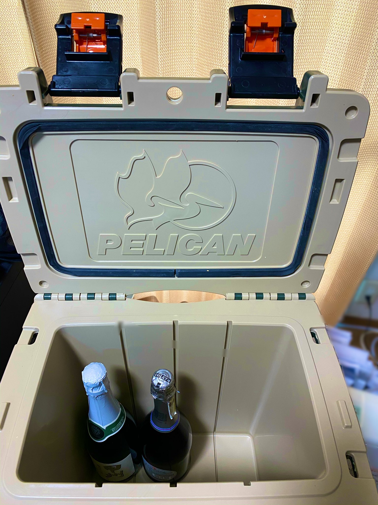 Fuyucamp フユキャンプ クーラーボックス 最初は Yeti のを買うつもりだったけど お酒好きの私としては ワインボトルや日本酒の7ml の瓶が入る縦長のにした 冷やすべき他の食材は車載用の冷蔵庫に入れるんだ ランタンの方は燃料買わなきゃ 灯油で