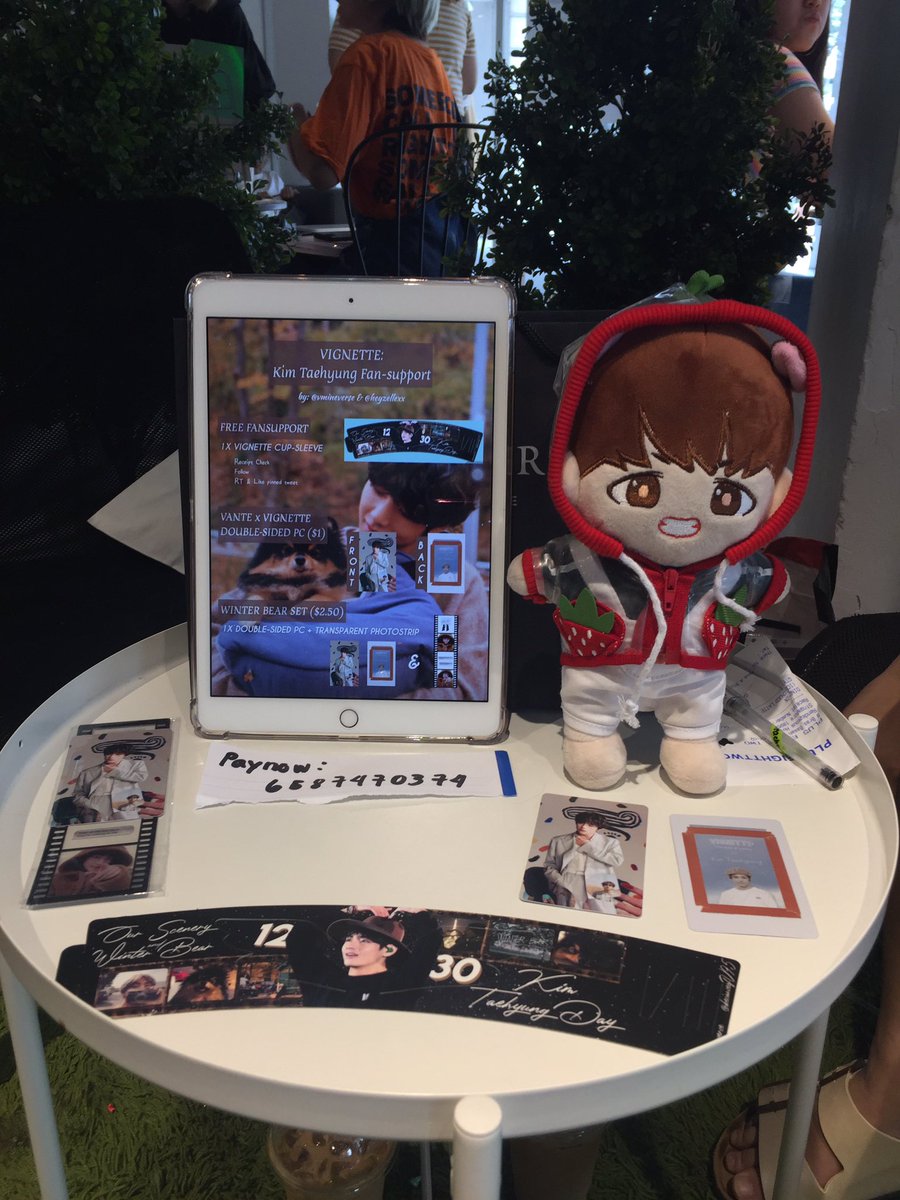 vmineverse's tweet photo. We’re here at +82 Cafe giving out...

VIGNETTE: Kim Taehyung Fansupport

Follow, RT, &amp; Like pinned for 1 free cupsleeve.

Selling PC ($1) &amp; Winter Bear Set ($2.50).

🗓 Saturday &amp; Sunday, Jan. 4 &amp; 5.
⏱ 3pm onwards

#BTSLYScafe @BTS_LYScafe https://t.co/FPABgVnPmP