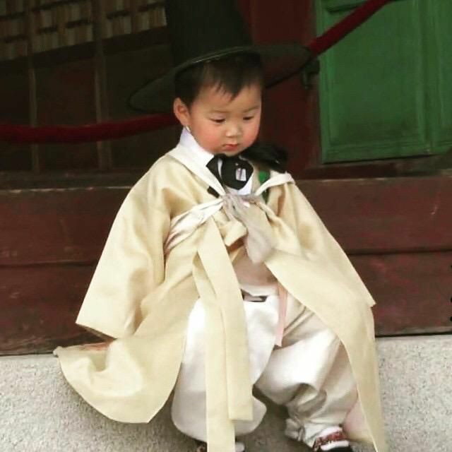 babies wearing hanbok 