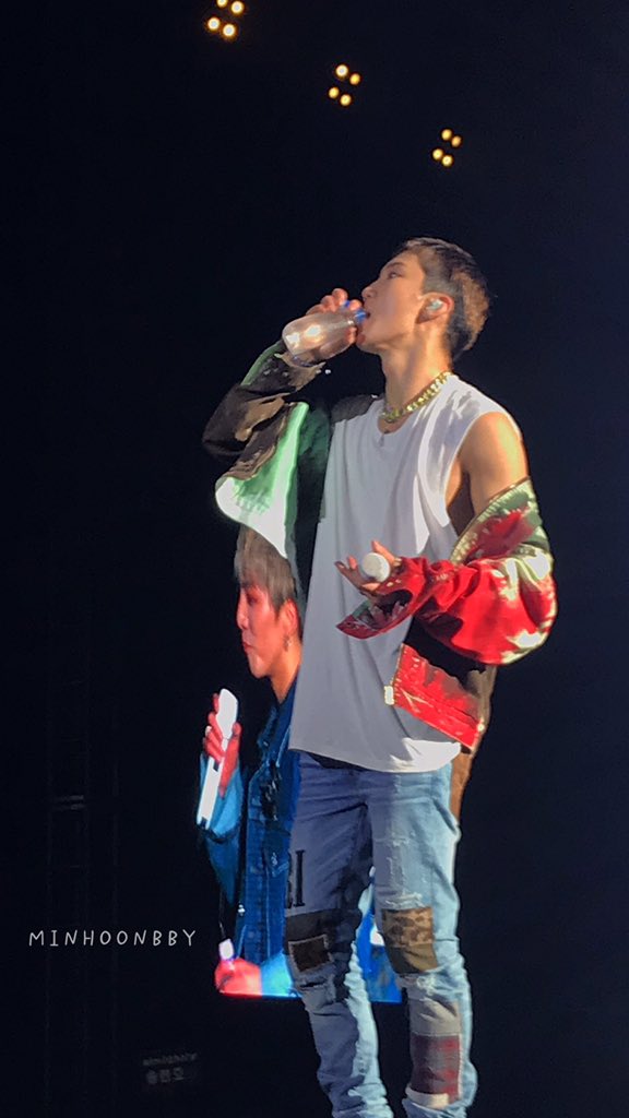 Inspired by last rt. Here’s a thread of Lee Seunghoon drinking mineral water exactly 2 weeks ago @  #CROSSTOURinJKT  #WINNERCROSSTOURinJKT  #HOONY  #CROSSTOURMemories