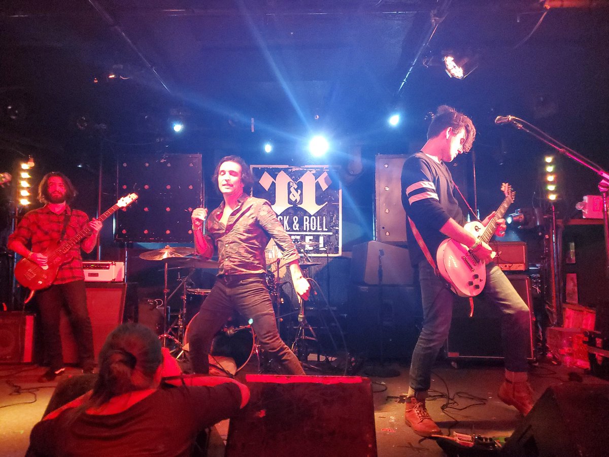 LizDeepDown's tweet photo. Finally got to see @flightclubva tonight with their new lineup and my gosh they vibe hard. #riffclub https://t.co/I0MRyy4KaC