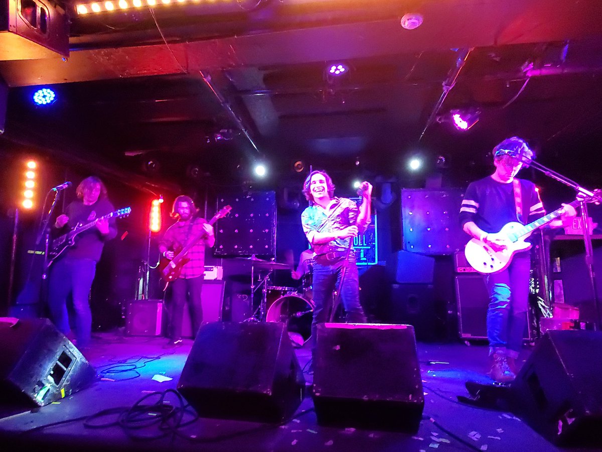 LizDeepDown's tweet photo. Finally got to see @flightclubva tonight with their new lineup and my gosh they vibe hard. #riffclub https://t.co/I0MRyy4KaC