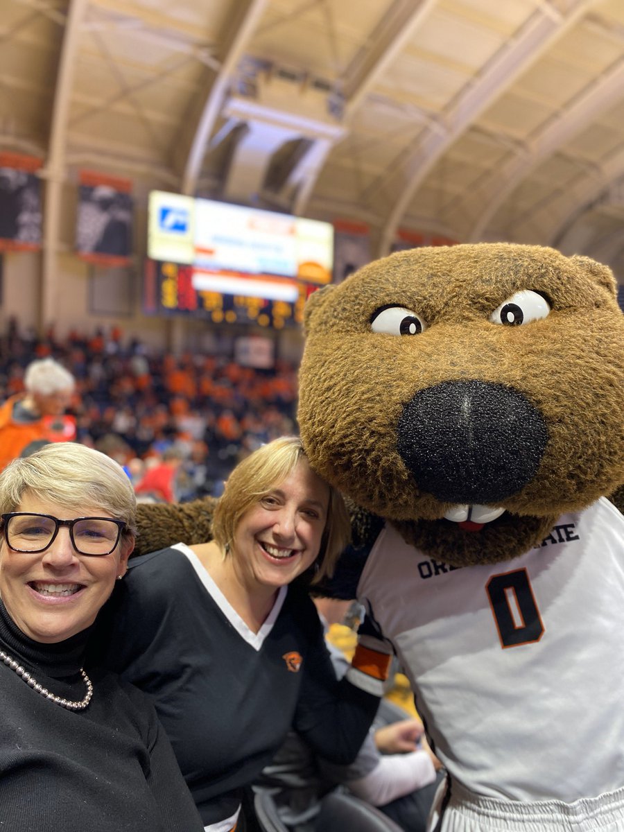 susancrist's tweet photo. #gobeavs @beaverwbb #wearefamily https://t.co/teLzHXbspX