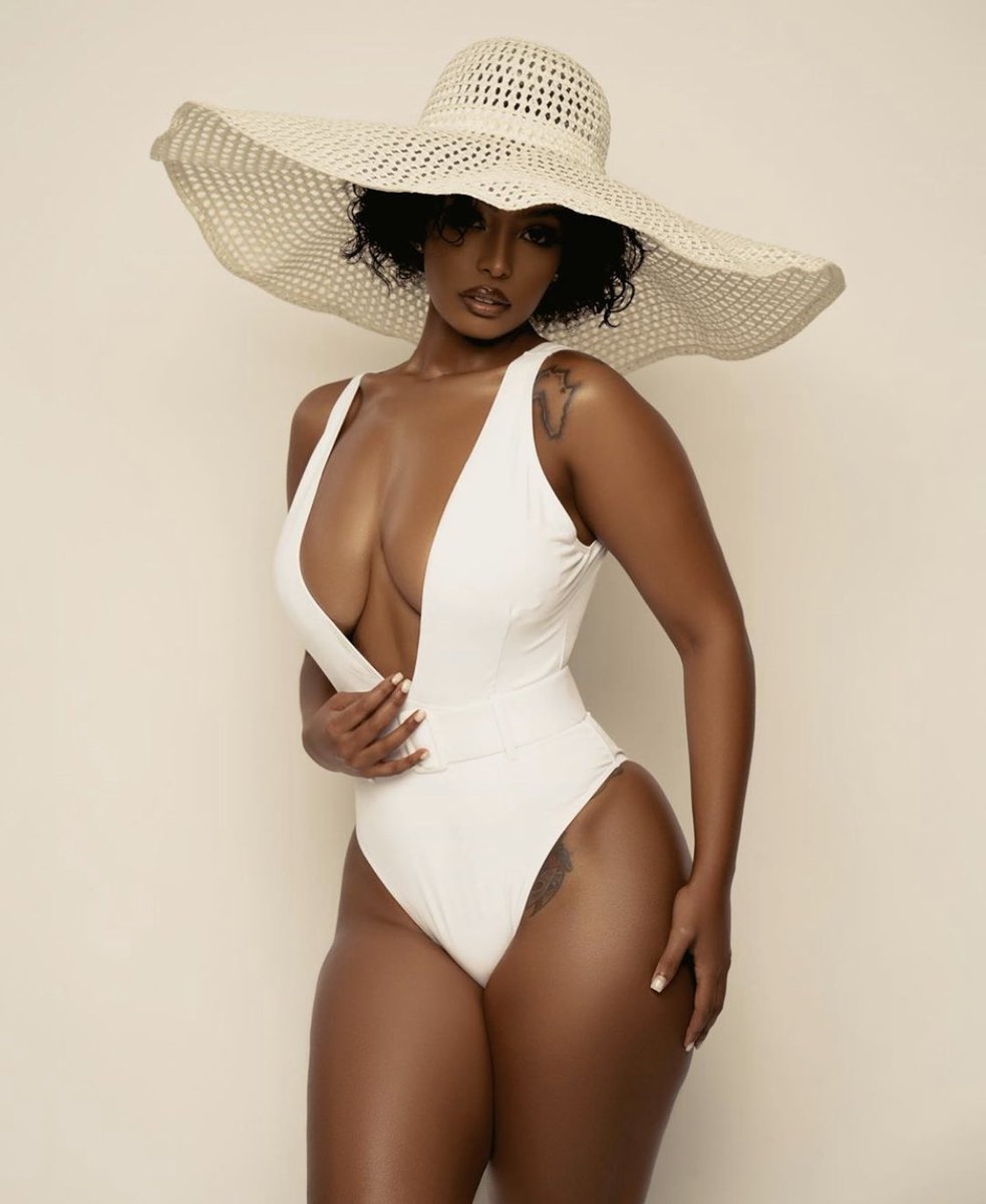 dabuttlover69's tweet photo. Chocolate Decade #GrownWoman #legs #thighs #calves #heels #cleavage #Chocolatelegs #Chocolatethighs #chocolatesexy #hottie #hips #ebonyhotwife #blackwoman #sexyaf #BlackGirlMagic #blackgirlsrock #blacklust #ebonydream #ebonylust #fineAF #thicc #thickgirl #thickerthanasnicker #yum https://t.co/cBpXTWtYkn