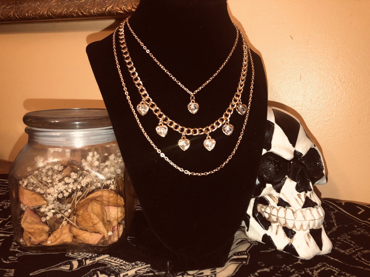 7Specters's tweet photo. Queen of Hearts set is available again in my shop! 💖👑✨ https://t.co/cAdEno6igA