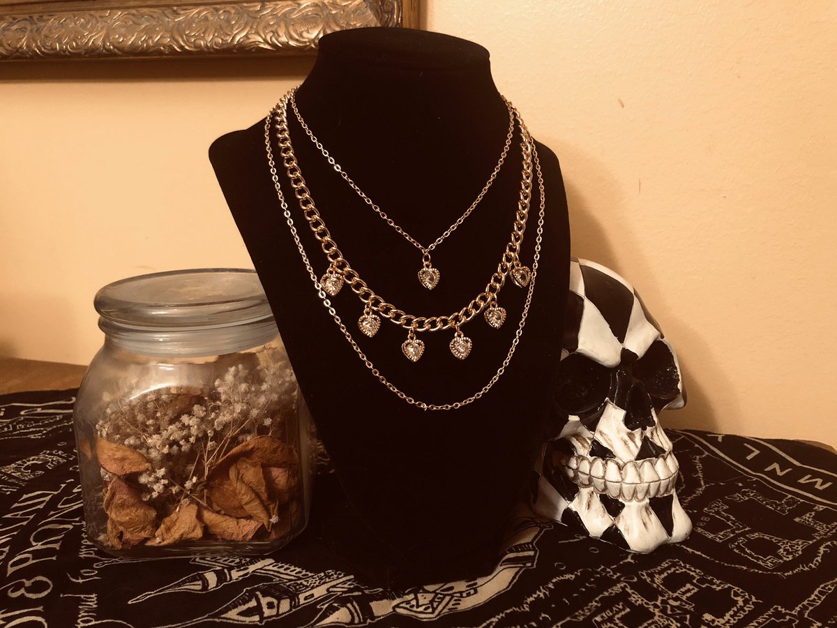 7Specters's tweet photo. Queen of Hearts set is available again in my shop! 💖👑✨ https://t.co/cAdEno6igA