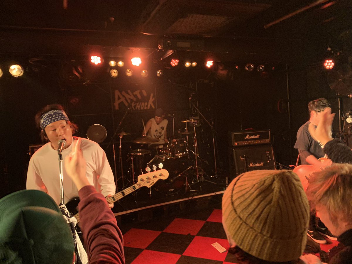 UGTWO's tweet photo. クレイジーな呑み放題あり企画行ってきました。呑み過ぎてくたばってて結構観のがした…ごめん。
PORTERとRIOTのみんなお疲れ様でした！！DOOKIEの裏ジャケみたいな盛り上がりだったなぁ。
#THEPORTER
#RadioInOldTrash
#INSiDExOUTSiDE
#Axeguillotinedrivers
#GAROAD
#新宿ANTIKNOCK https://t.co/HywlXW8izS