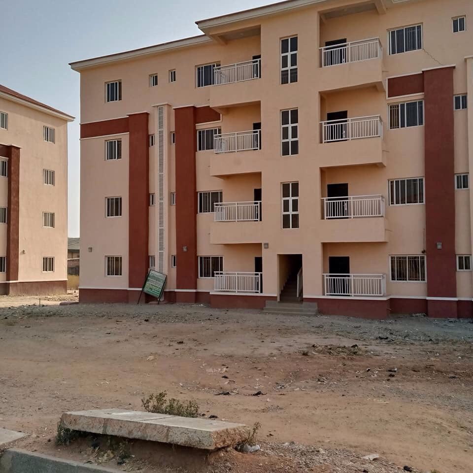 OvieAli's tweet photo. Buhari completes the first phase of the 764 housing units for low income earners in Abuja. Nigerians can own a 3-bedroom apartment now and pay over the next 20 years. About 10,000 workers in Zuba were employed for these N3.7bn units. More are being built in very state of Nigeria. https://t.co/TFvKkAkE67