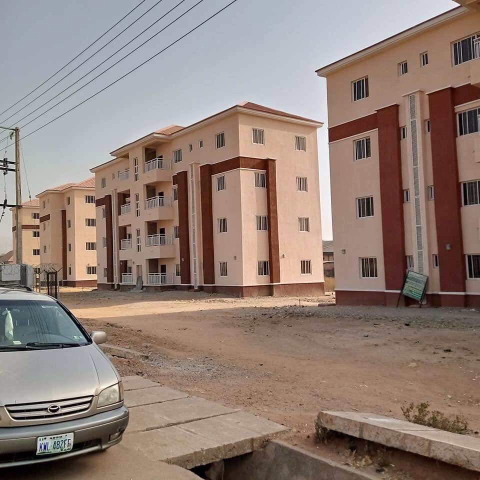 OvieAli's tweet photo. Buhari completes the first phase of the 764 housing units for low income earners in Abuja. Nigerians can own a 3-bedroom apartment now and pay over the next 20 years. About 10,000 workers in Zuba were employed for these N3.7bn units. More are being built in very state of Nigeria. https://t.co/TFvKkAkE67