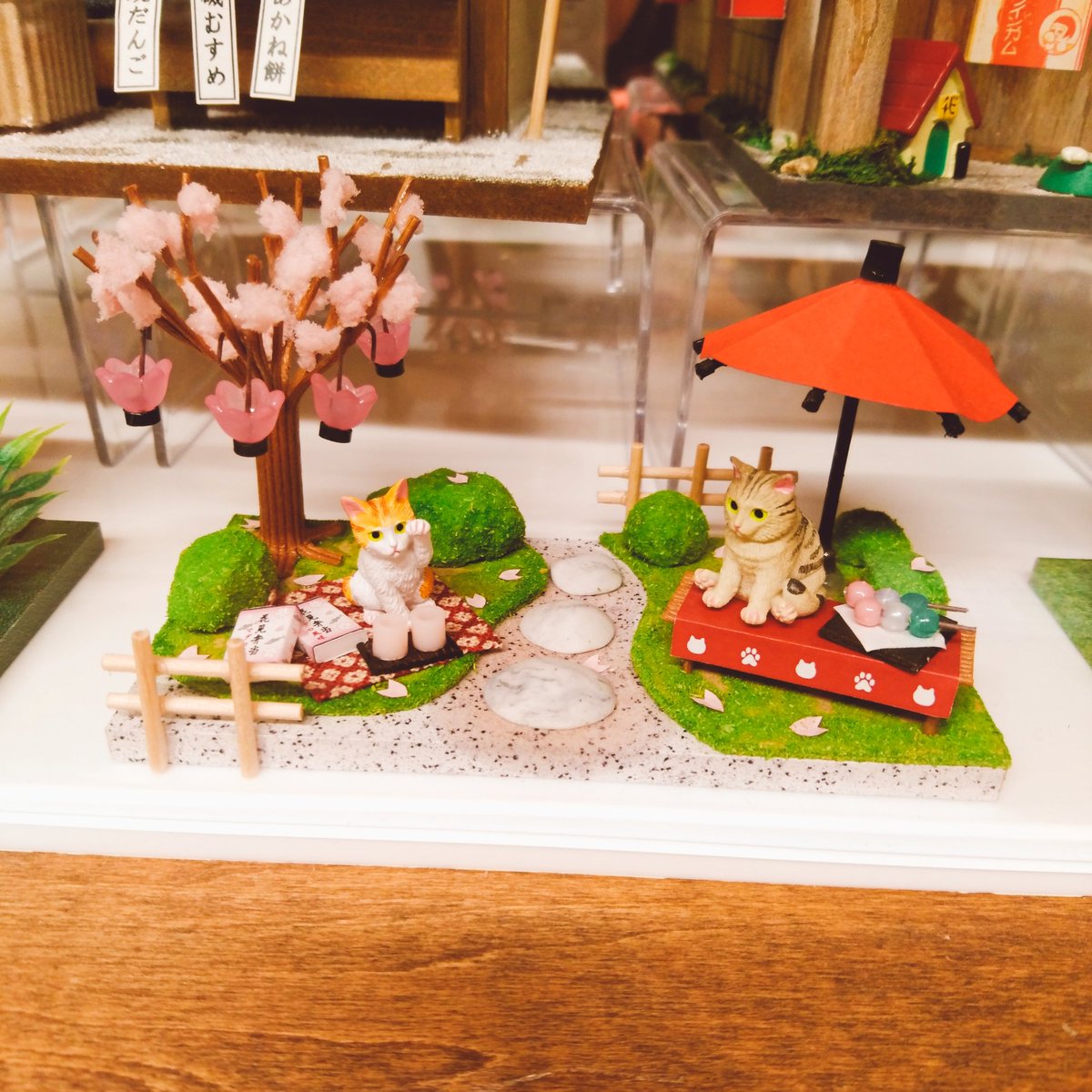 ガチャ王国広島店 ミニチュア ビリーのミニチュアドールハウスキット おはなみタイム ガチャガチャ ガチャ 広島 Hiroshima 本通 ミニチュア ドールハウス キット 手作り 猫 ねこ ネコ お花見 花見 ドール 春 桜